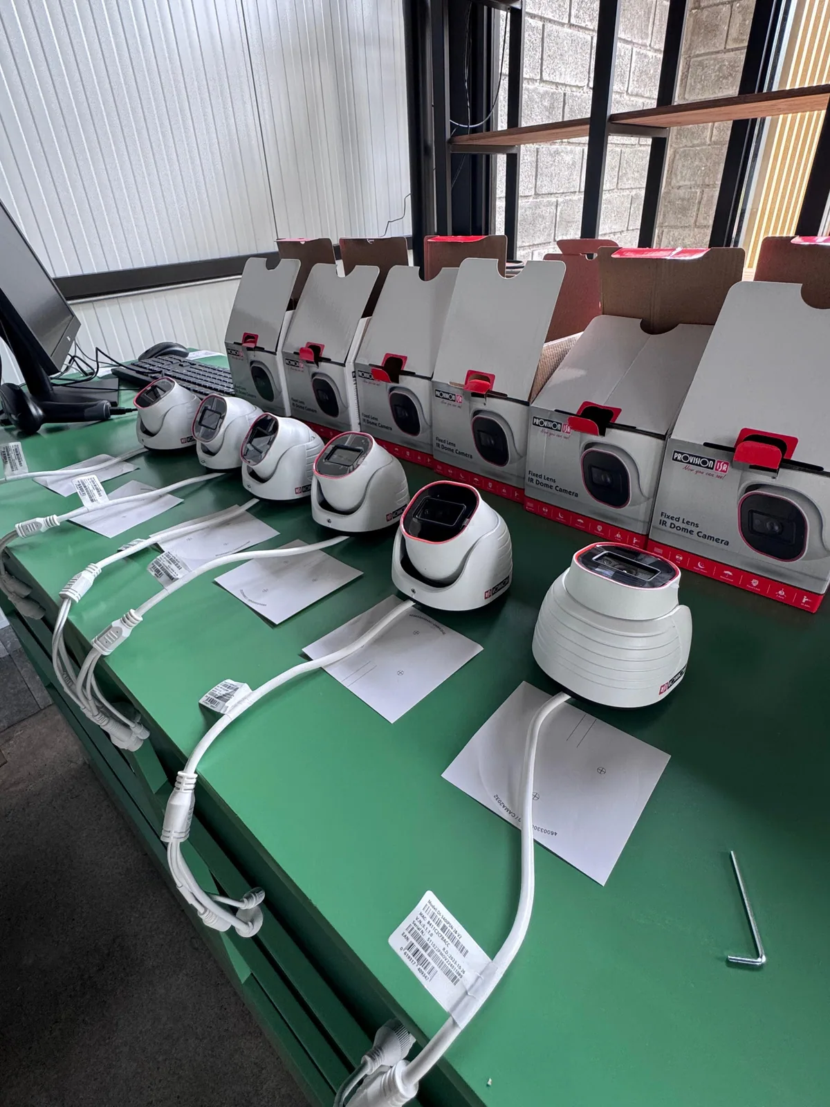 Cámaras IP preparadas para su instalación en Eco Mini Market.