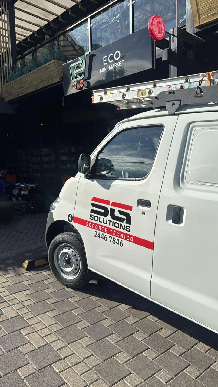 Exterior de Eco Mini Market con el vehículo de soporte técnico de SG Solutions frente al establecimiento.