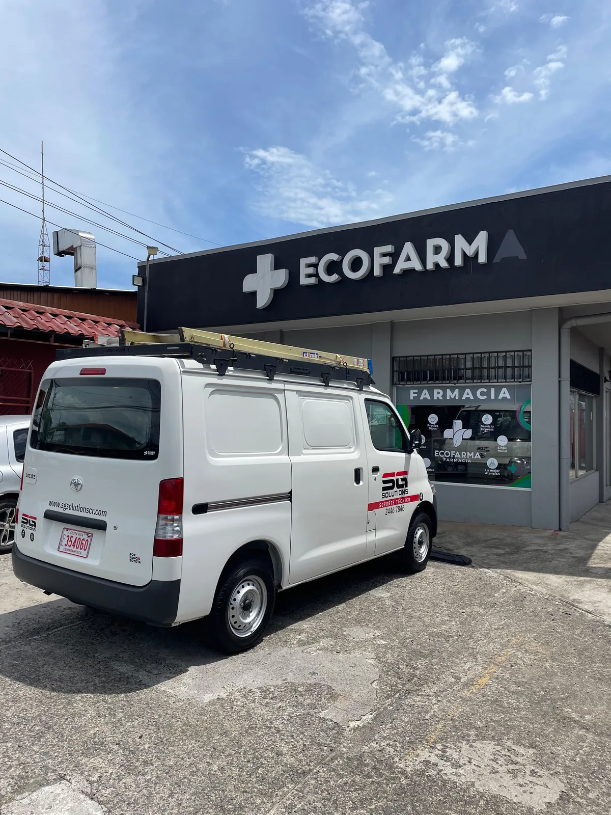 Fachada de ECOFARMA con el vehículo de soporte técnico de SG Solutions.