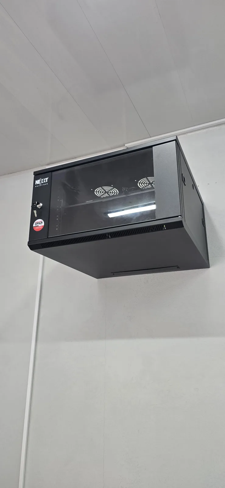 Gabinete tecnológico de pared instalado en ECOFARMA.