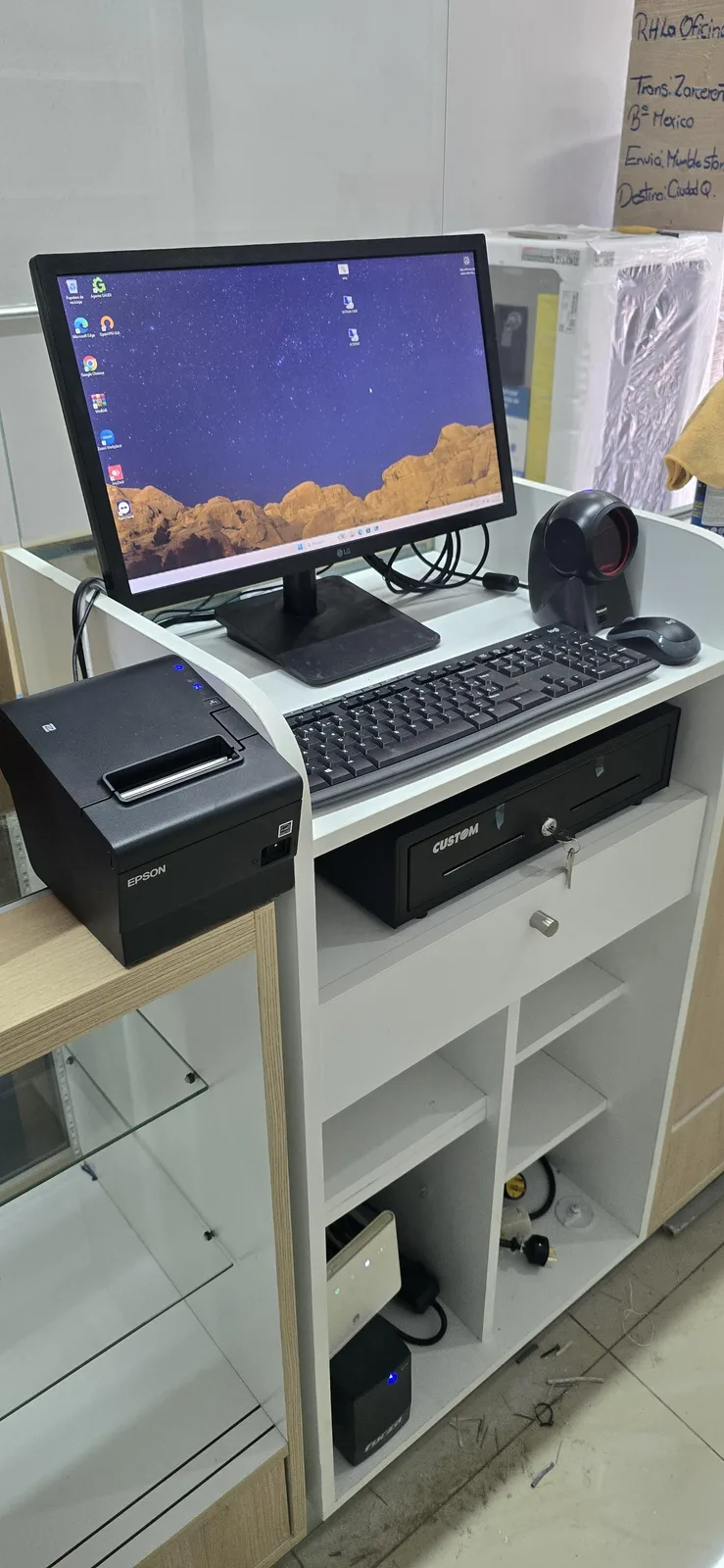 Punto de venta de ECOFARMA con monitor, lector de códigos, impresora de recibos y gaveta.