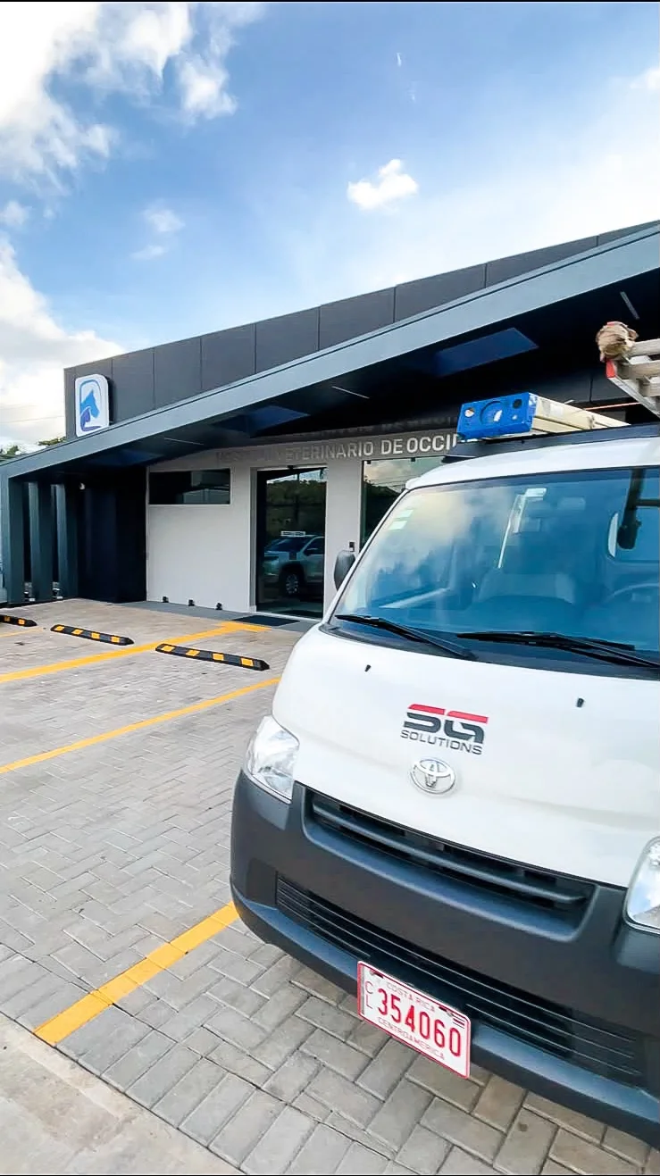 Exterior del Hospital Veterinario de Occidente con el vehículo de SG Solutions frente a las instalaciones.
