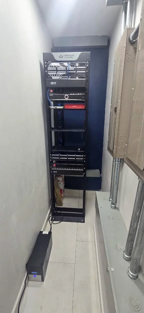 Gabinete principal con la infraestructura de red y los equipos tecnológicos del Hospital Veterinario de Occidente.