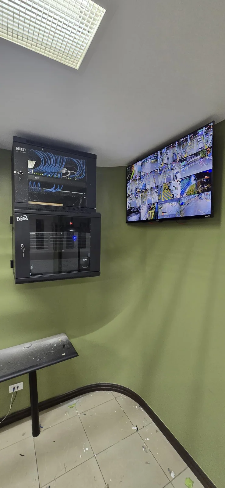 Gabinete de comunicaciones y monitor con las cámaras IP instaladas en Servicentro San Juan.