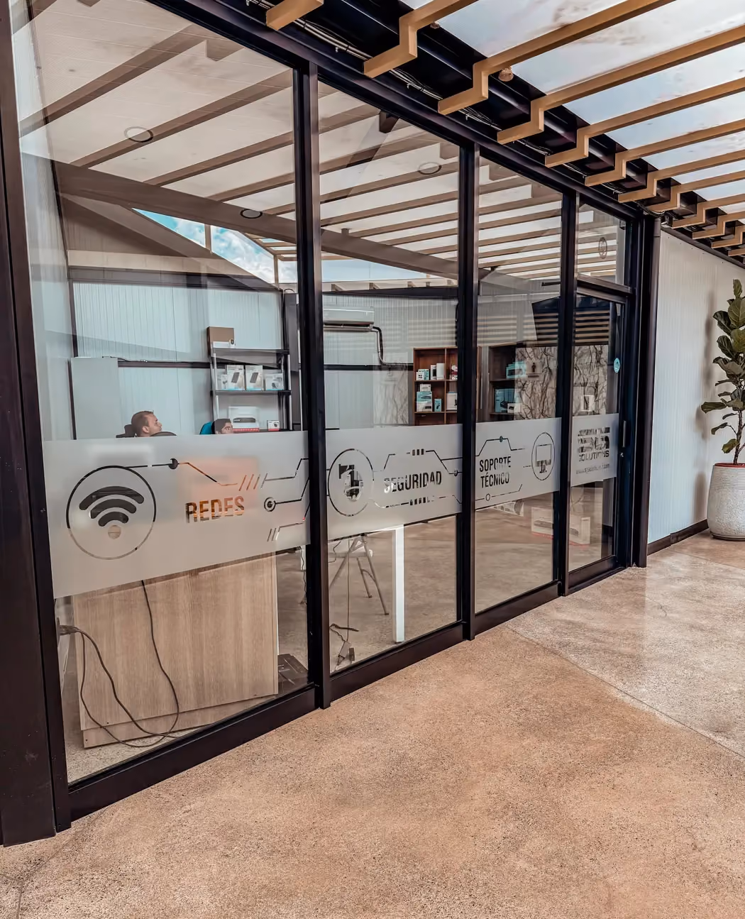 Fachada de la oficina de SG Solutions en Plaza El Bosque