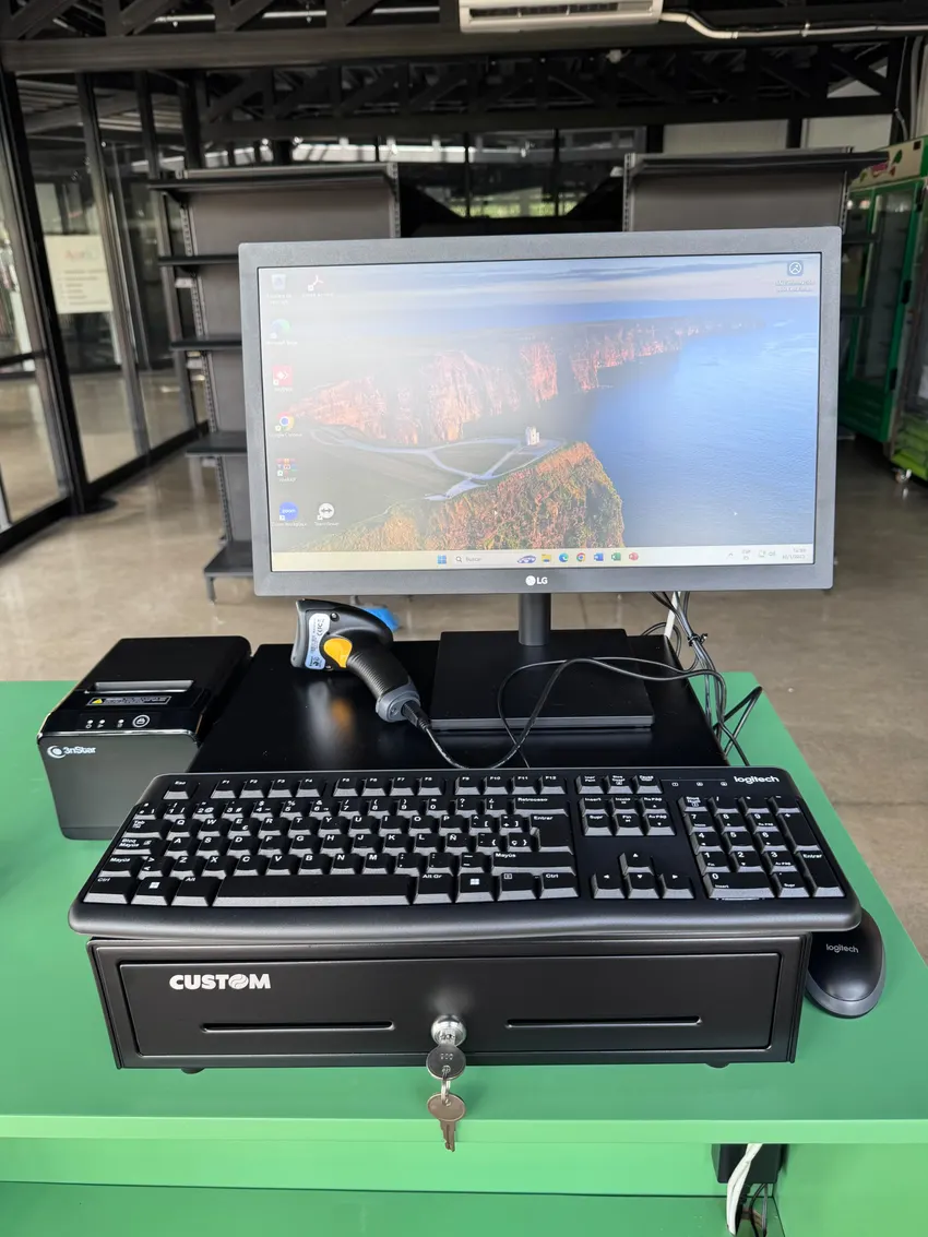 Equipo de punto de venta con monitor, teclado e impresora en SG Solutions